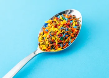 Como a presença de microplástico no corpo humano pode afetar nossa saúde?