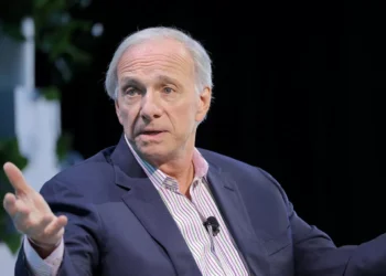Bridgewater, de Ray Dalio, zera ações da China nos EUA e compra big techs e até Vale