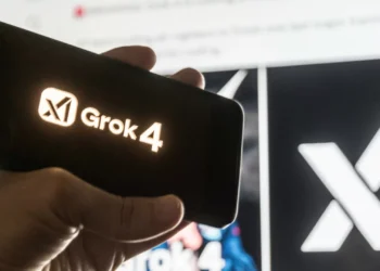 A xAI de Musk lançou gratuitamente o Grok 4 para competir com o ChatGPT