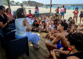 Contos musicados na areia da praia de Sines encantam miúdos e graúdos