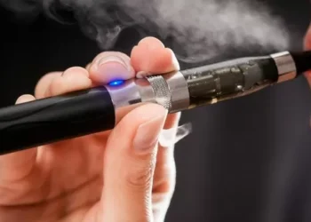 Vape e cigarro aumentam risco de ansiedade e depressão em adolescentes; entenda