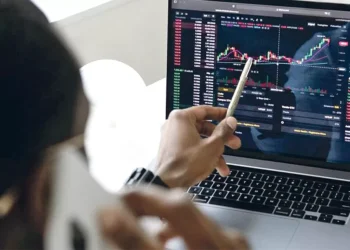 Bolsa de Lisboa abre no verde liderada pela REN