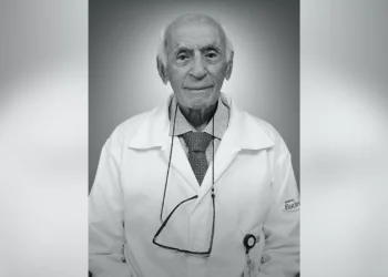 “Tenho pena da morte”, diz cirurgião plástico José Badim, na ativa aos 94 anos