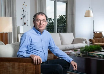 Stuhlberger alerta para riscos de “corrida anti-dólar” e prevê queda forte da moeda