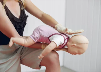 Desengasgo: novas diretrizes atualizam primeiros socorros para todas as idades; veja como fazer