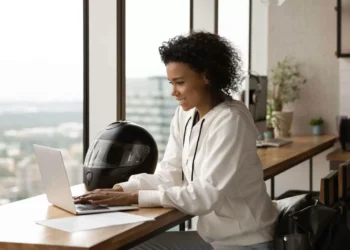 É seguro comprar capacete de moto na internet?