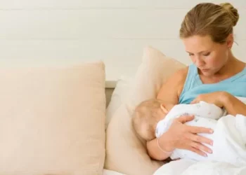 Síndrome pouco conhecida provoca sintomas semelhantes aos da menopausa em mulheres no pós-parto