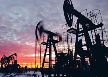 Petróleo sobe 3% depois de a Índia preparar redução de compras à Rússia