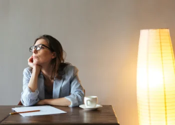 Namore antes de casar: o que o seu cérebro não entende sobre a pressa de decidir