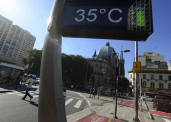 Remédios comuns podem aumentar riscos à saúde em dias de calor extremo; veja quais são