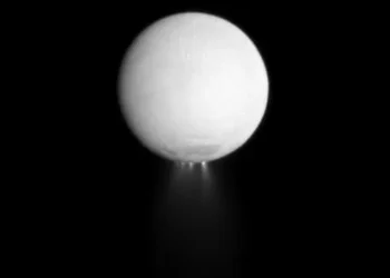 Lua de Saturno mostra potencial para surgimento de vida orgânica