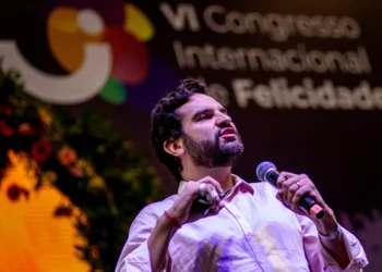 Autor finalista do Prêmio Jabuti explica ciência por trás da felicidade