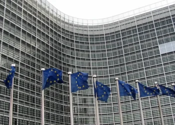 Ministros das Finanças da UE chegam a acordo para taxar encomendas abaixo de 150 euros