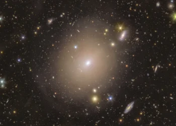 Expansão do universo pode não estar acelerando: estudo desafia teoria que rendeu Nobel