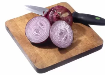 Como cortar cebola sem chorar? A ciência descobriu o truque mais eficaz