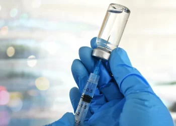 Agência de saúde dos EUA reformula página oficial e sugere que vacinas podem causar autismo