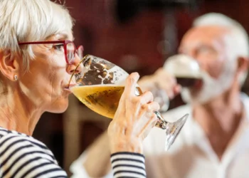 A faixa etária que concentra a maioria das vítimas fatais do álcool no Brasil