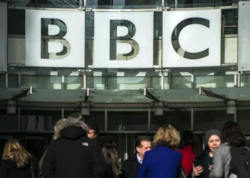 Responsável da BBC Tim Davie demite-se após críticas à “manipulação” num documentário sobre Trump