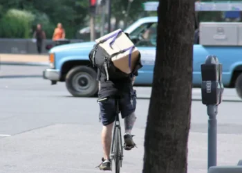 JD.com investe 2,6 mil milhões de euros em habitação para estafetas na China