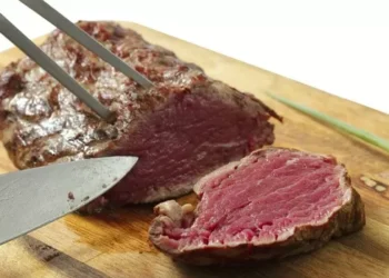 Comer mais carne pode mesmo turbinar a testosterona? Veja o que dizem os especialistas
