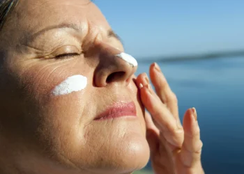 Mudança de hábito traída: o que está em jogo com o movimento que questiona o protetor solar
