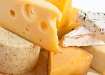 Consumo de queijos com alto teor de gordura pode estar associado a menor risco de demência, sugere pesquisa