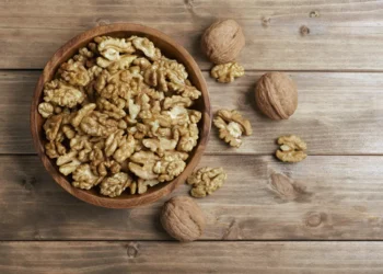 Nozes e castanhas podem reduzir o risco de morte por doenças cardiovasculares, diz estudo