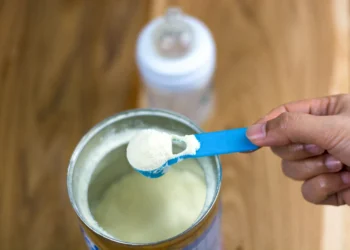 Crise das fórmulas infantis: os produtos de marcas como Danone e Nestlé que estão sendo recolhidos do mercado