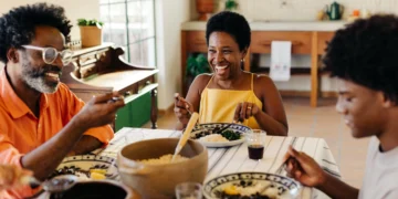Refeições em família melhoram a alimentação de pais e filhos, aponta estudo