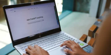 ChatGPT no divã: pesquisa submete essa e outras IAs a sessões de terapia