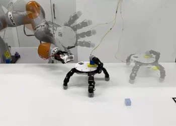 Cientistas criam mão robótica que se solta do braço e ‘anda’ sozinha