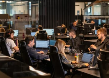 DSTGroup aumenta salário mínimo para 1.076 euros