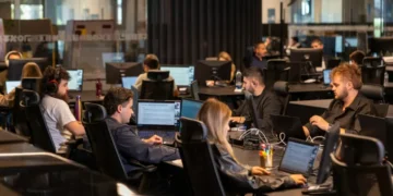 DSTGroup aumenta salário mínimo para 1.076 euros