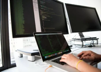 IA impulsiona investimentos, mas preocupa empresas de software e programadores