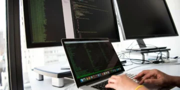 IA impulsiona investimentos, mas preocupa empresas de software e programadores