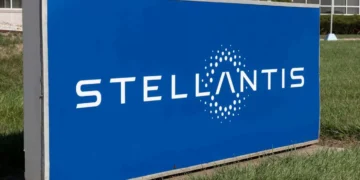 Stellantis muda estratégia e registra perda bilionária com carros elétricos