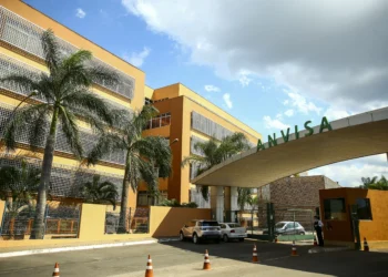 Anvisa proíbe alisante para cabelo, soda cáustica e álcool com bactérias; confira marcas e lotes