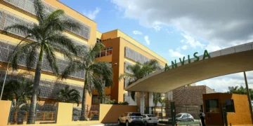 Anvisa proíbe alisante para cabelo, soda cáustica e álcool com bactérias; confira marcas e lotes