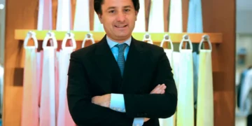 CEO da Hermès acusa Epstein de “predação financeira”